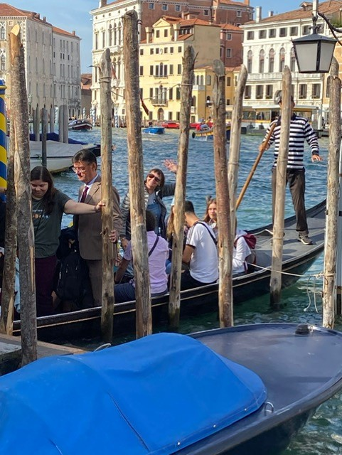 Schüler_innen in einer Gondel in Venedig